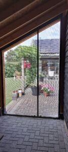 Windbreekdoek op caravanrail